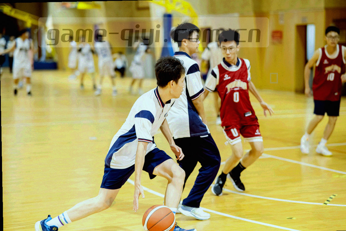 奇异果切面与运动秒表、球拍局部拼贴，青绿暖黄调色